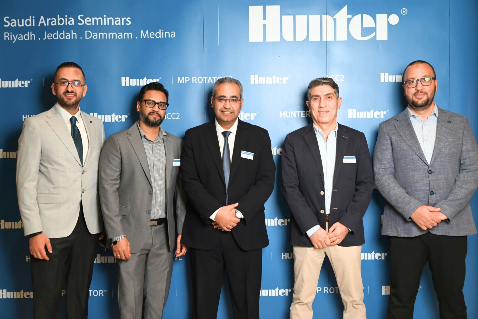جدار ندوات Hunter في المملكة، وعليه أسماء الرياض وجدة والدمام والمدينة المنورة، وأمامه عدد من الحضور.